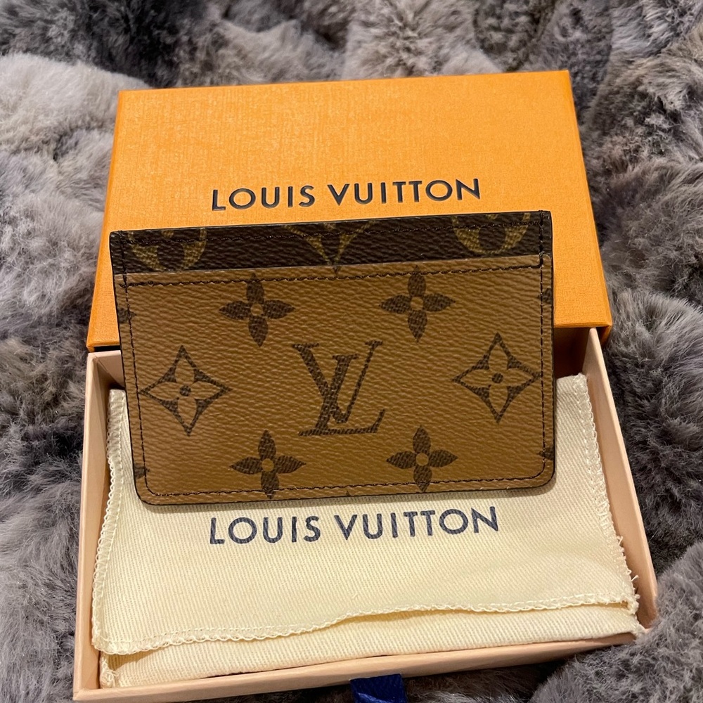 ✨Gorgeous Louis Vuitton Reverse Monogram Card Holder✨